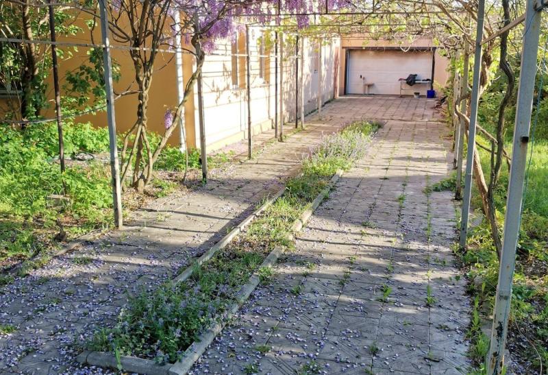 Продаж будинку з господарськими спорудами