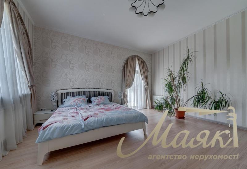 Будинок у центрі міста.