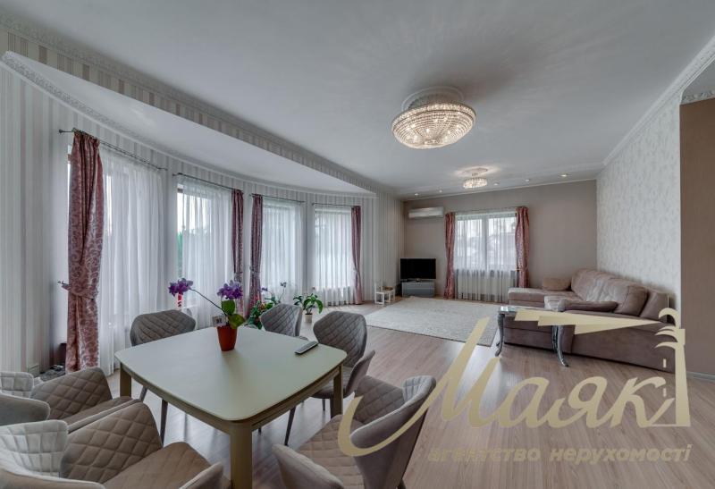 Будинок у центрі міста.