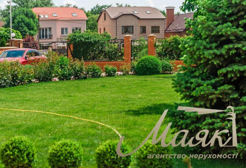 Будинок у центрі міста.