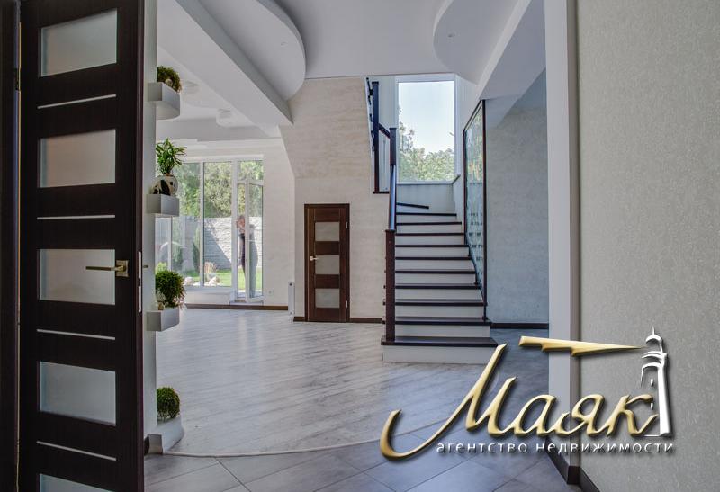 Предлагается к продаже дом с видом на Днепр.